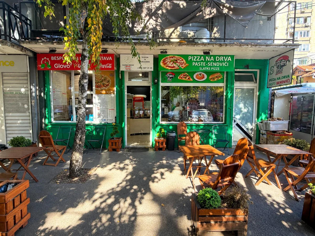 Lokal S Pizza Hot u Zemunu, Prvomajska 8a, sa baštom ispred